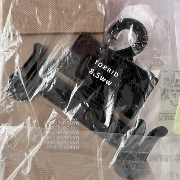 Torrid - Women's Studded Strap Sandal - Clear. Size: 8.5 WW. (1670) - Picture 5 of 14